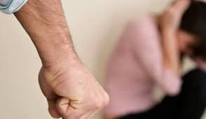 В Мирнинском районе мужчина жестоко избил сожительницу, которая заступилась за своего сына