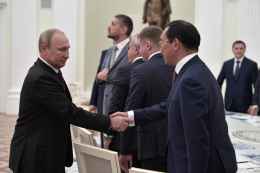 ПРЕЗИДЕНТ ПРИЗВАЛ УДЕЛЯТЬ ОСОБОЕ ВНИМАНИЕ ЭКОЛОГИИ И СОЦИАЛЬНОЙ ИНФРАСТРУКТУРЕ ШАХТЕРСКИХ ГОРОДОВ И ПОСЕЛКОВ. Во встрече принял участие Глава Якутии