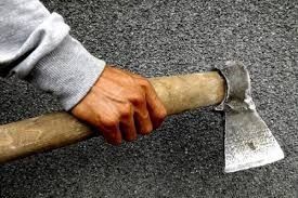 Бил обухом топора по голове: Якутянин до полусмерти избил гражданскую супругу