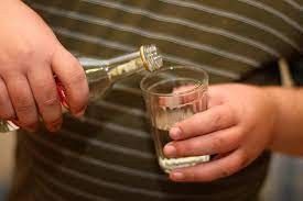 Житель Якутска заплатил "курьеру" за доставку пуховика в Екатеринбург, а тот деньги пропил и посылку потерял