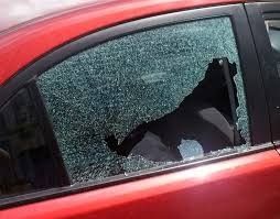 В Якутске мужчина после ссоры со знакомыми разбил камнем стекла чужой машины