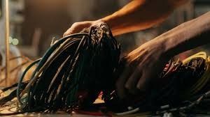 В Якутске двое мужчин проникли на крышу многоквартирного дома и обрезали кабель