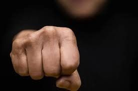 В Нерюнгринском районе мужчина сломал новому знакомому нос