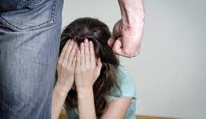 В Якутске молодой человек побил свою возлюбленную и угрожал ей: "Давай прямо сейчас я покончу с тобой и ребенком"