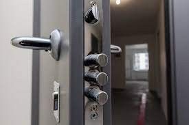 63-летний житель Якутска советской блинницей повредил дверь соседней квартиры