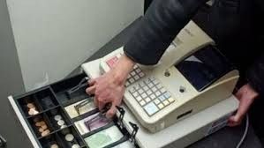 В Якутске продавец за полгода похитил из кассы магазина около 186 500 рублей