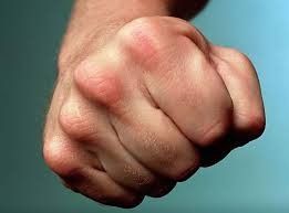 В Якутске 19-летний парень ограбил прохожего, силой отобрав электронную сигарету