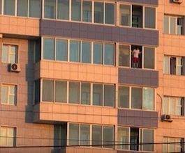 В последний момент! В Якутске полицейские оттащили парня с края балкона