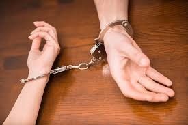 В Якутии семейная пара набросилась с кулаками на полицейских: Один из правоохранителей получил травму