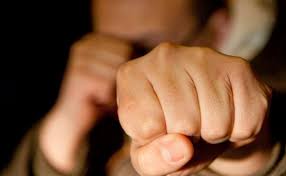 Мужчине сломали нос за просьбу вернуть деньги