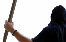 Незнакомец накинулся с палкой на жительницу Якутска