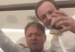 Чиновники закатили пьяную вечеринку на борту частного самолета