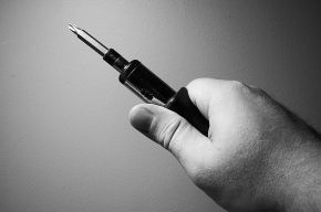 В Якутске покупатель обезвредил грабителя с отвёрткой