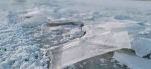 Машина застряла в наледи в Верхоянском районе: Люди выбрались на остров