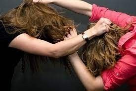 Из ревности жительница Якутии избила соперницу, разгромила ее квартиру и выложила фото избитой в соцсети