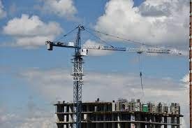 Дежурный прокурор: В Якутске с шестого этажа упал строитель