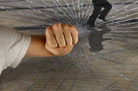 Жителя Якутии ударили бутылкой по голове