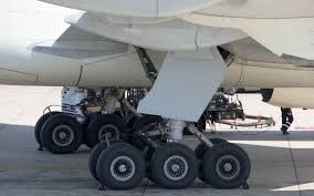 В Якутске в аэропорту автомобиль наземной службы повредил самолет "Sukhoi SuperJet": Прокуратура проводит проверку