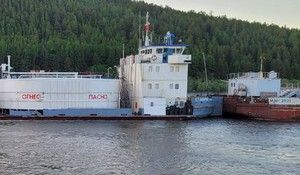 Олекминчанам советуют запастись чистой водой в связи с аварией судов на Лене