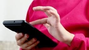 В Якутии 10-летняя школьница потратила со счета матери около полумиллиона рублей на покупку игровой валюты