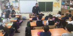 «Неделя мужества» в Якутске: собровцы пошли в школы