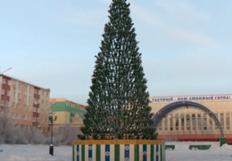 На площади Удачного появилась 12-метровая красавица. Видео