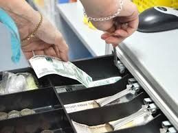 В Нюрбинском улусе продавщица в течение года периодически крала из кассы наличность