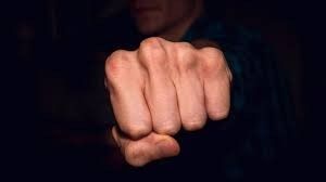 В Якутске мужчина у ресторана беспричинно сломал женщине нос и предстал перед судом