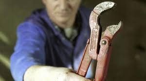 В Якутии мужчина, жестоко избивший сожительницу кулаками и газовым ключом, избежал уголовной ответственности