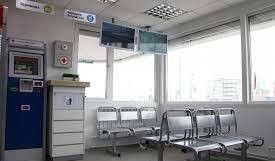 В Якутске мужчина справил естественную нужду в теплой остановке и ругался матом