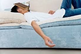 Житель Якутии ранил ножом знакомого за то, что тот его разбудил оригинальным способом