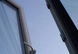 В Нерюнгри из окна многоэтажного дома выпал 12-летний подросток