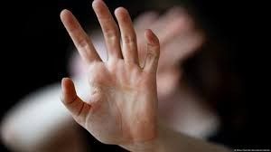 Била хоккейной клюшкой: Мать жестоко избила 12-летнего сына и выгнала из дома