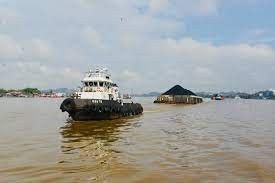 В Якутии теплоход врезался в баржу