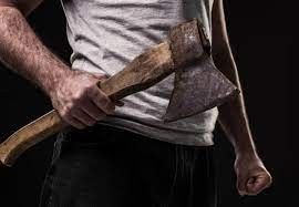 Шок: Житель Намского улуса избил жену и угрожал топором приехавшим полицейским