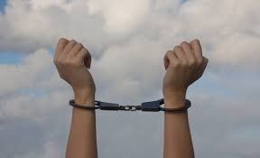 Пьяная жительница Сунтарского улуса набросилась на полицейского с кулаками