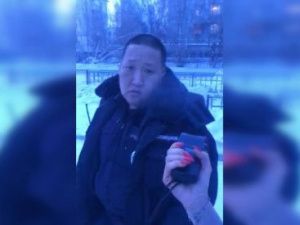 Видеофакт: в Якутске пара угрожает полицейскому электрошокером