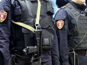 Двое жителей Якутска влезли в квартиру к пенсионеру и ограбили его