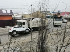 В Якутске грузовик столкнулся с легковым автомобилем