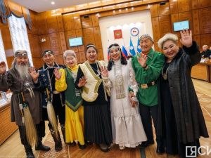 Айсен Николаев вручил стипендии олонхосутам, запевалам осуохая, кузнецам и народным мастерам Якутии