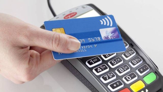 Безработная женщина нашла и потратила деньги с чужой банковской карты