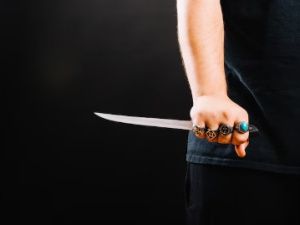 В Якутске сожители ранили друг друга ножом: Женщина предстала перед судом