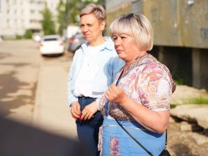Евгений Григорьев проверил ход работ по благоустройству дворовых территорий в Якутске