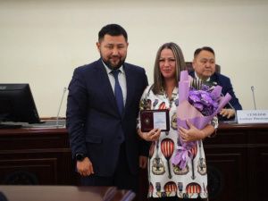 В Якутске сегодня прошло торжественное мероприятие, посвящённое Дню работников дорожного хозяйства и Дню работников автомобильного и городского пассажирского транспорта