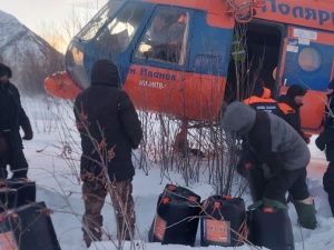 Спасатели доставили топливо и продукты питания водителям, попавшим в беду