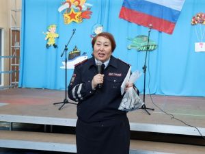 Сотрудники МВД Якутии провели социально-патриотическую акцию для детей, находящихся на длительном лечении в Национальном центре медицины