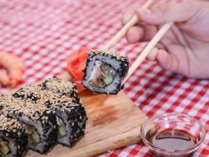 СМИ: В Якутске 12 человек отравились роллами