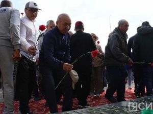 К памятнику Дмитрию Коркину возложили цветы в преддверии международного турнира