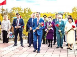 Айсен Николаев возложил цветы к памятнику воинам, погибшим в годы Великой Отечественной войны