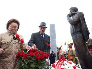 Памятник Михаилу Николаеву открыли в Хангаласском районе